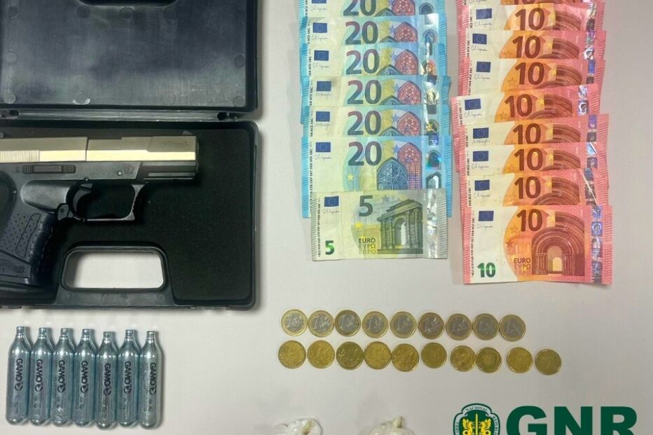 A GNR apreende arma, droga e dinheiro numa operação recente