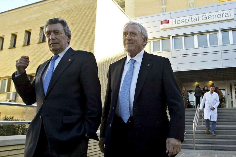 Os ex-jogadores do Real Madrid, Enrique Pérez (à esquerda) e José Emilio Santamaría (à direita)