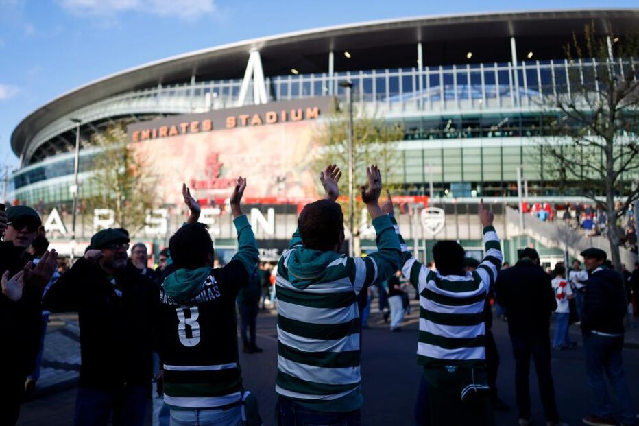 Adeptos do Sporting aguardam o jogo com o Arsenal em Londres
