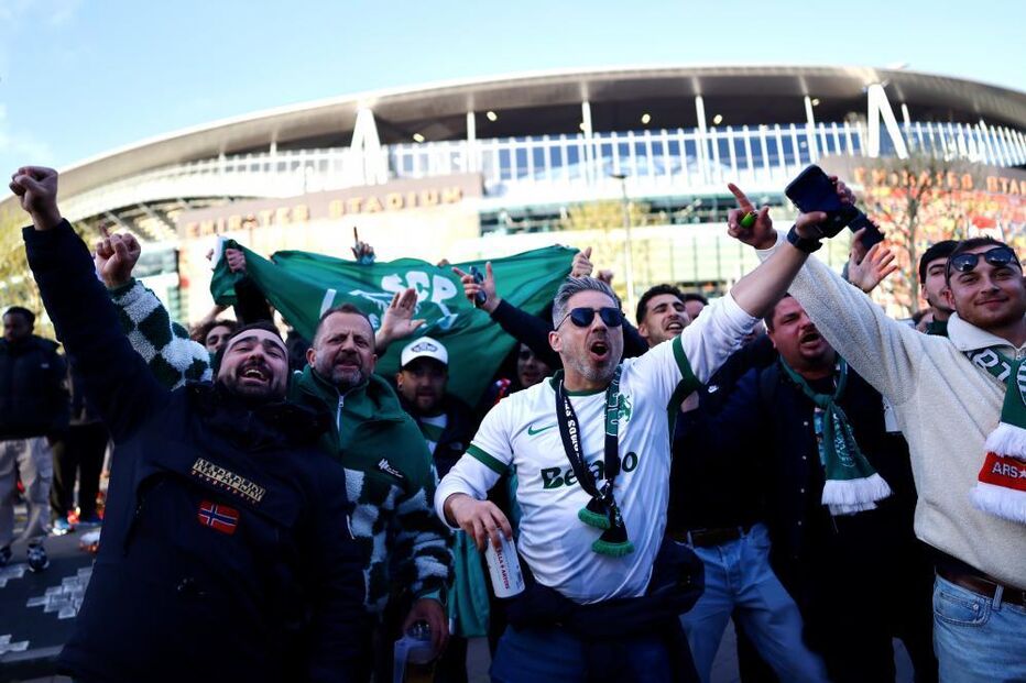 Adeptos do Sporting aguardam o jogo com o Arsenal em Londres