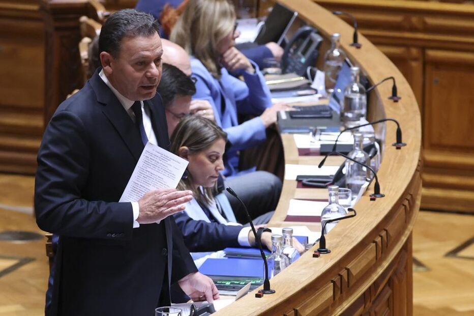 Luís Montenegro discursa sobre apoios a empresas e IVA zero