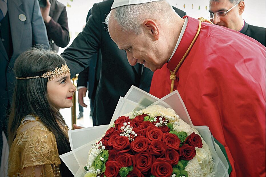 Papa Francisco encontra-se com criança em África durante visita