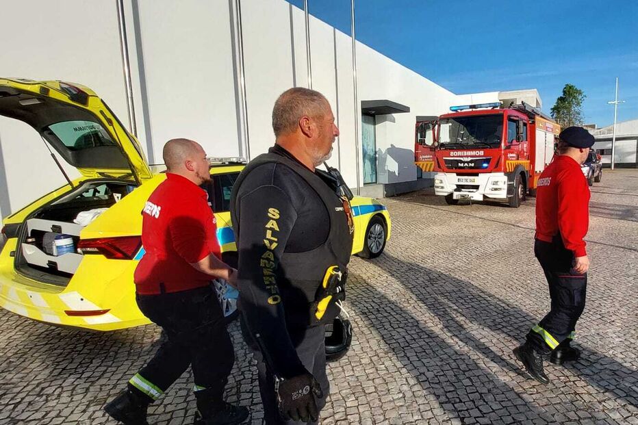 Meios de socorro no local onde homem caiu ao rio