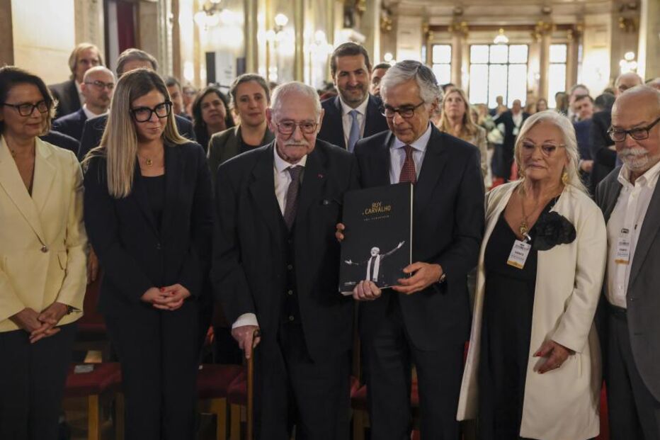 Ruy de Carvalho, a ministra da Cultura, Margarida Balseiro Lopes, José Pedro Aguiar Branco, presidente da Assembleia da República, e os filhos Paula Carvalho e João Carvalho 