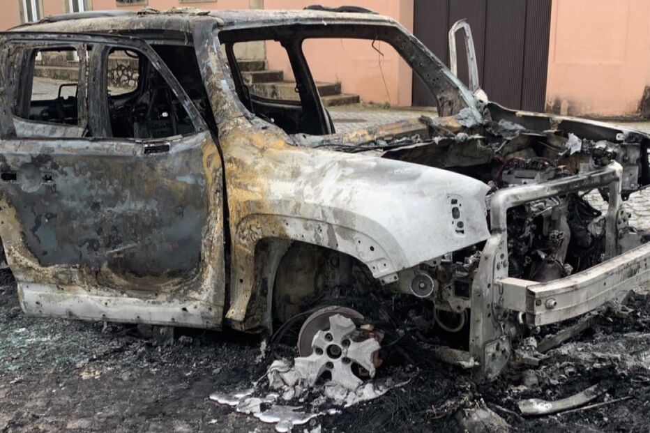 Carro destruído por fogo, após ataques de traficantes