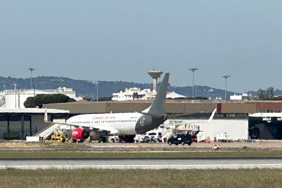 Avião que teve de aterrar de emergência no aeroporto de Faro