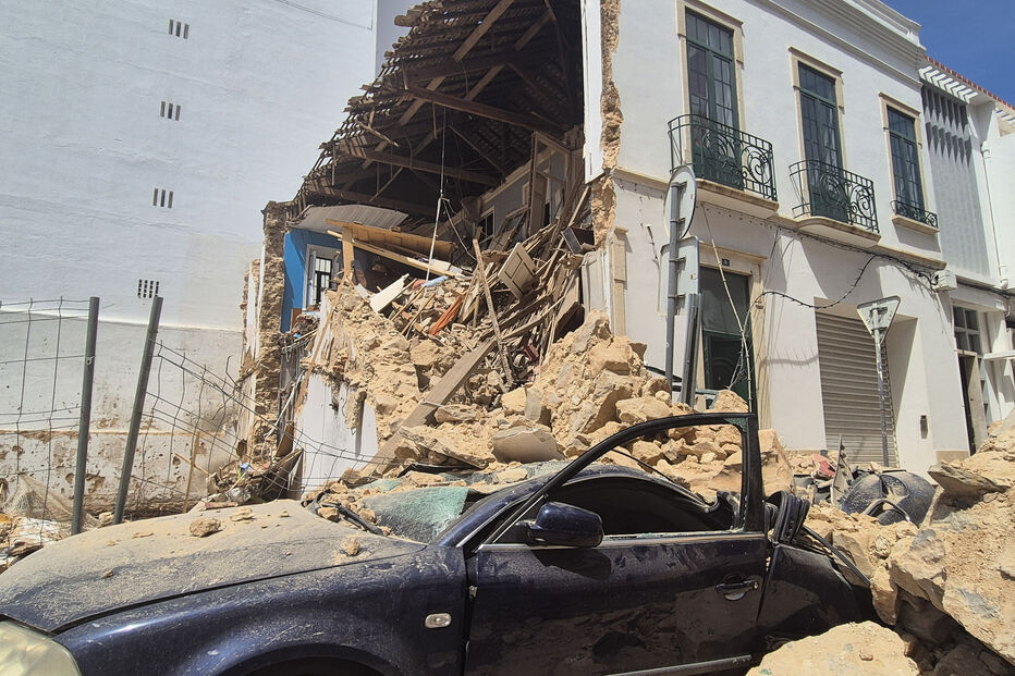 Escombros do prédio caíram em cima de dois carros
