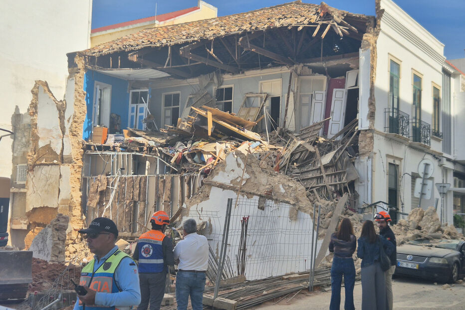 Parede lateral de prédio desabou 