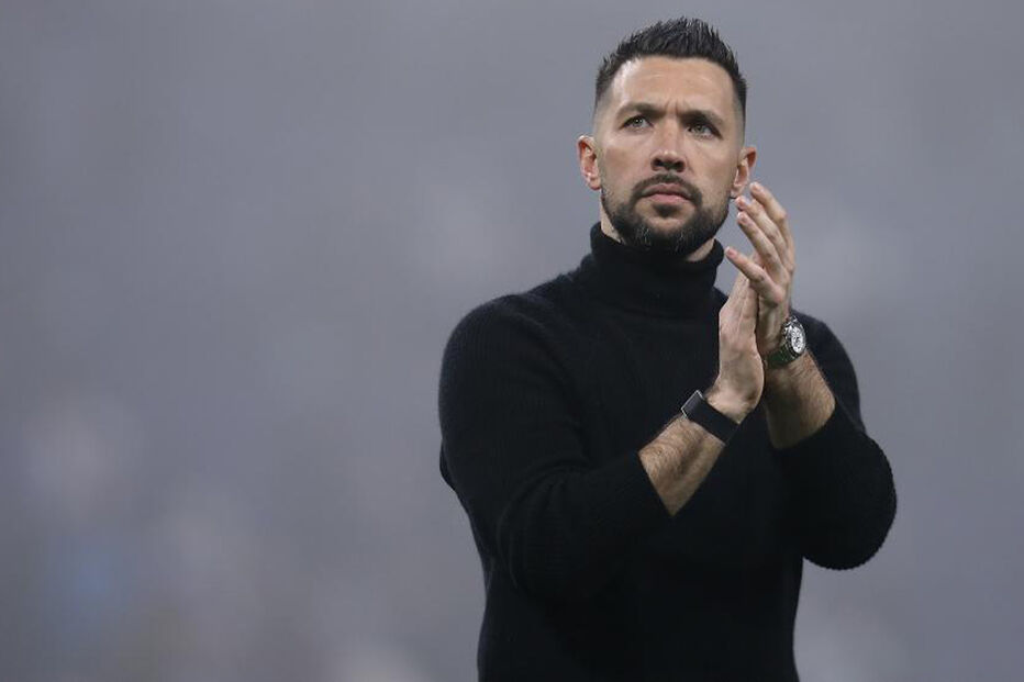 Farioli reage junto ao banco de suplentes do FC Porto