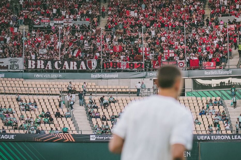 Jogo europeu em Sevilha entre Bétis e Braga, com adeptos fervorosos