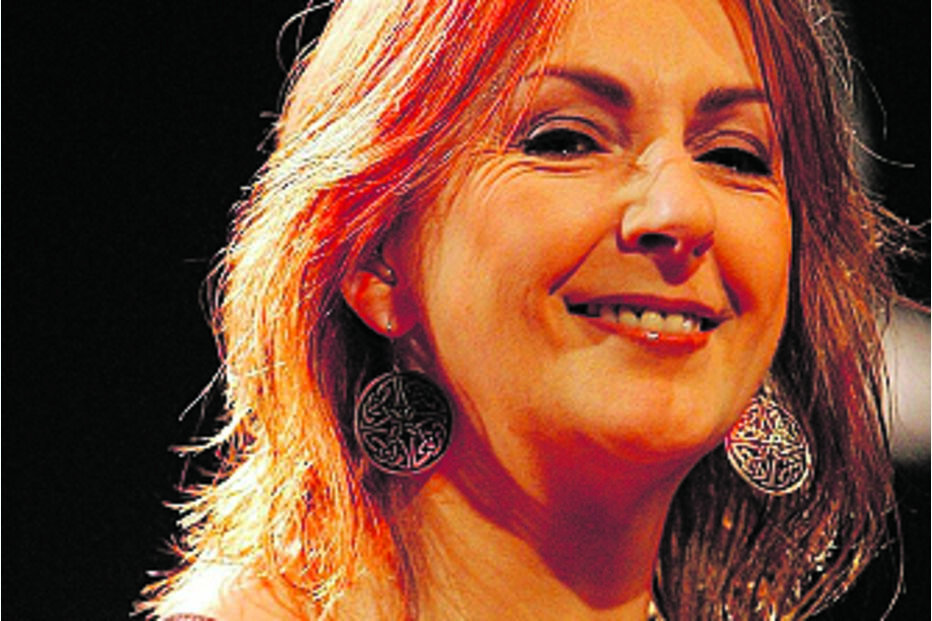 Moya Brennan, cantora e harpista irlandesa, recordada pelo seu contributo musical.

