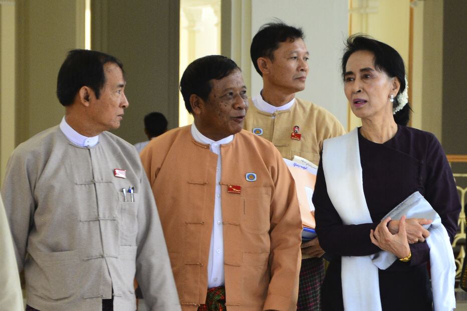 Win Myint, ex-presidente de Myanmar (ao centro