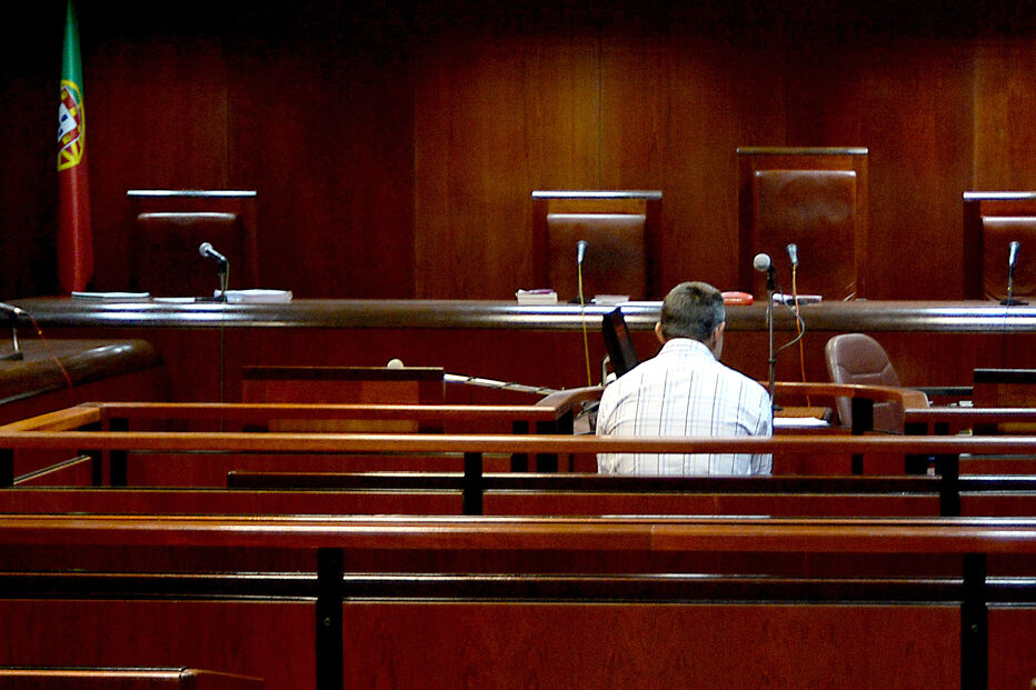 Diretor madeirense condenado por abuso de poder e lesão ao Estado