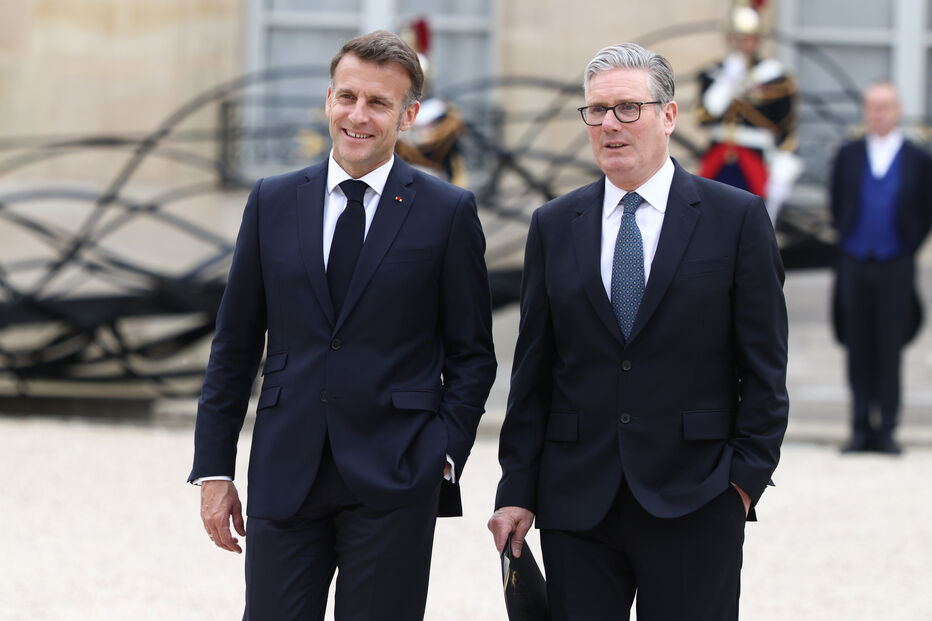 Emmanuel Macron com Keir Starmer