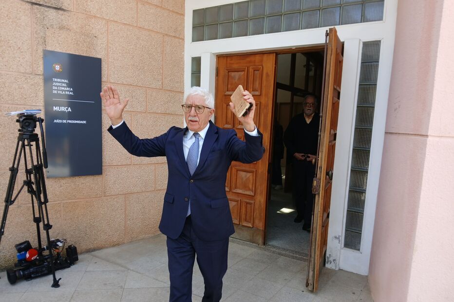 Advogado sai do Tribunal de Murça após audiência