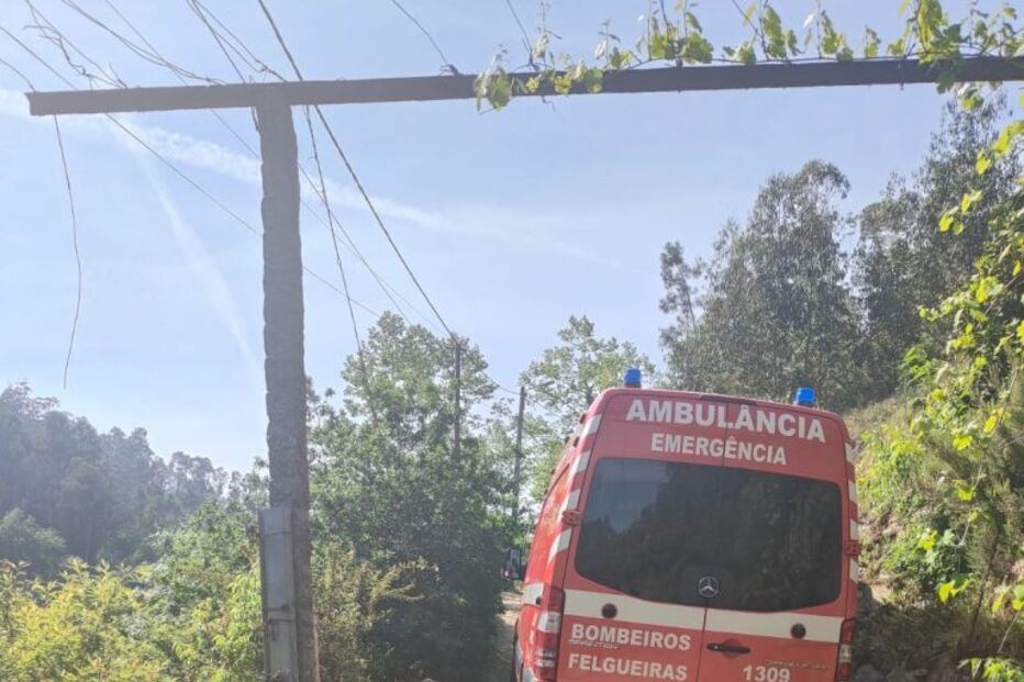 Bombeiros de Felgueiras resgatam motociclista ferido num trilho.
