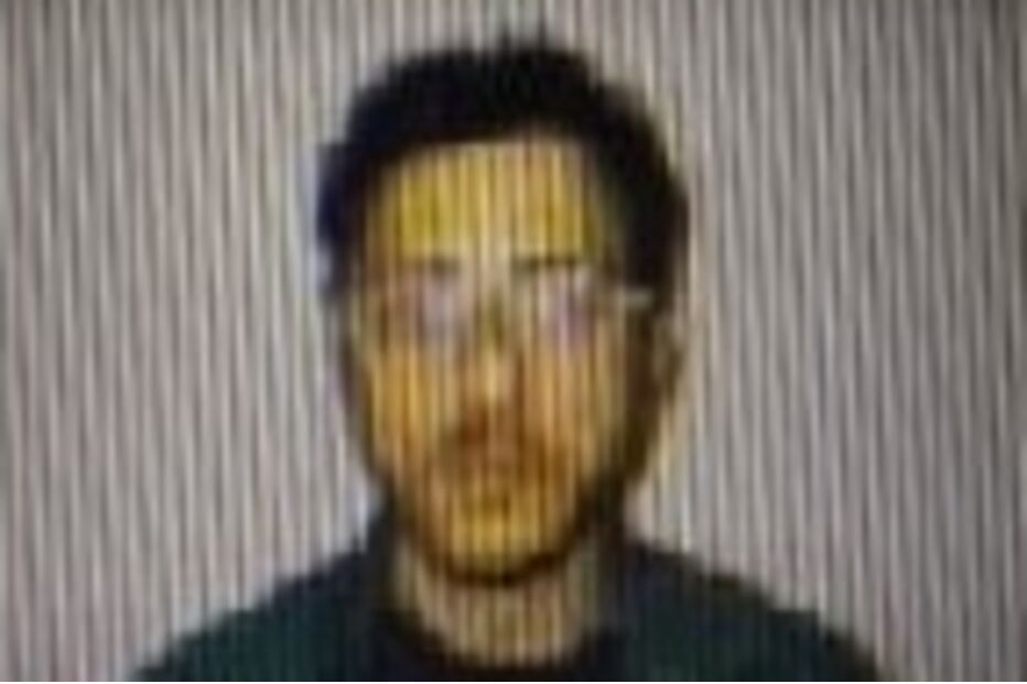 Homem com óculos e barba surge numa fotografia