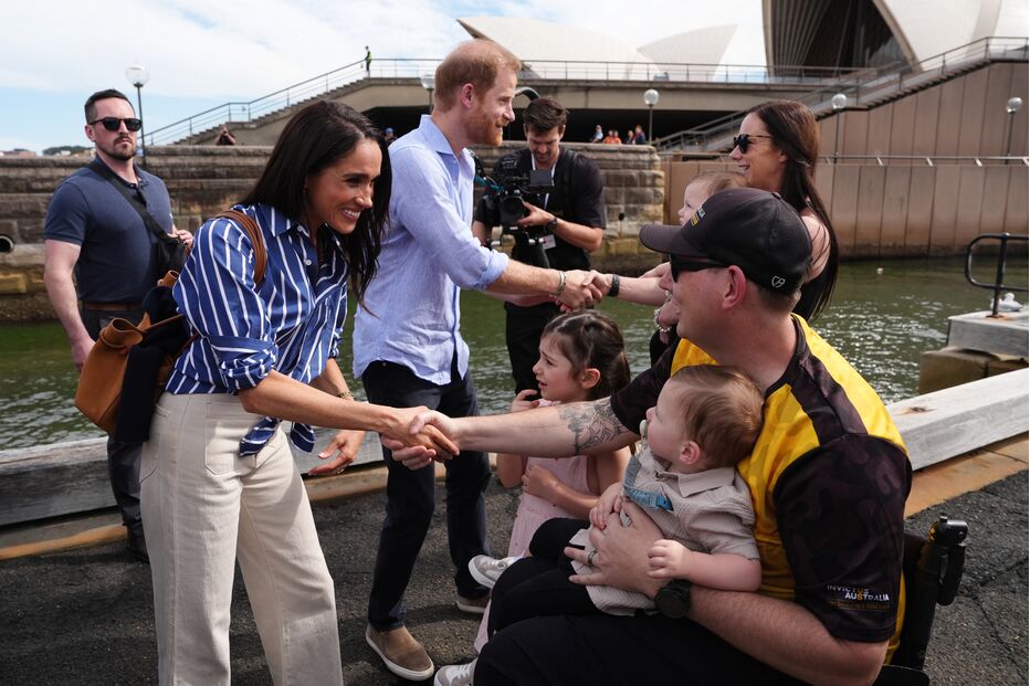 Meghan e Harry cumprimentam família junto à Ópera de Sydney