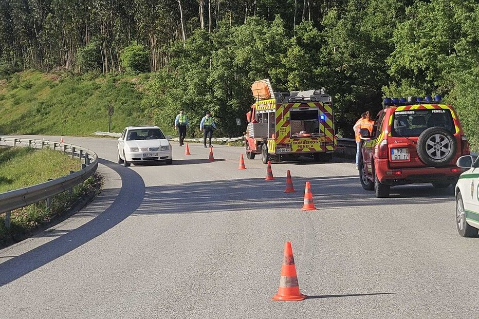 Camião betoneira despista-se e cai em vala em Penela. Condutor está encarcerado