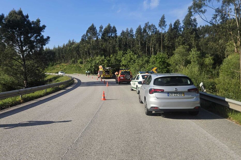 Camião betoneira despista-se e cai em vala em Penela. Condutor está encarcerado