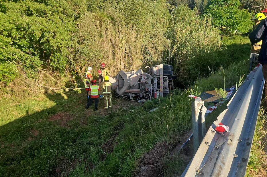 Camião betoneira despista-se e cai em vala em Penela. Condutor está encarcerado