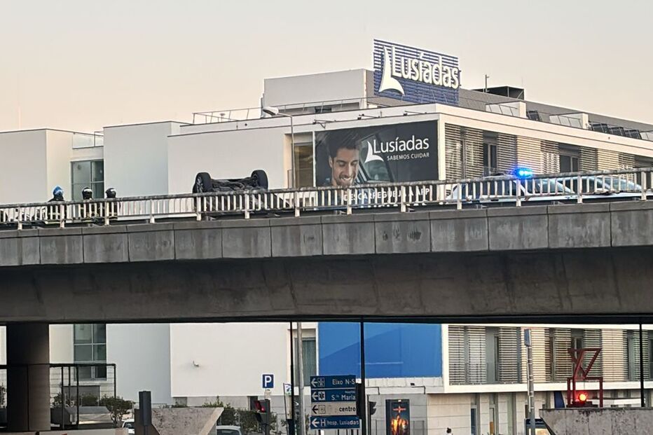 Carro despista-se e capota na Avenida Lusíada em Lisboa