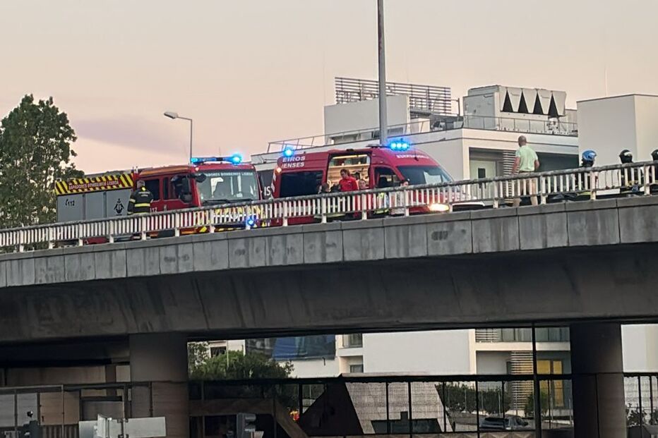 Carro despista-se e capota na Avenida Lusíada em Lisboa