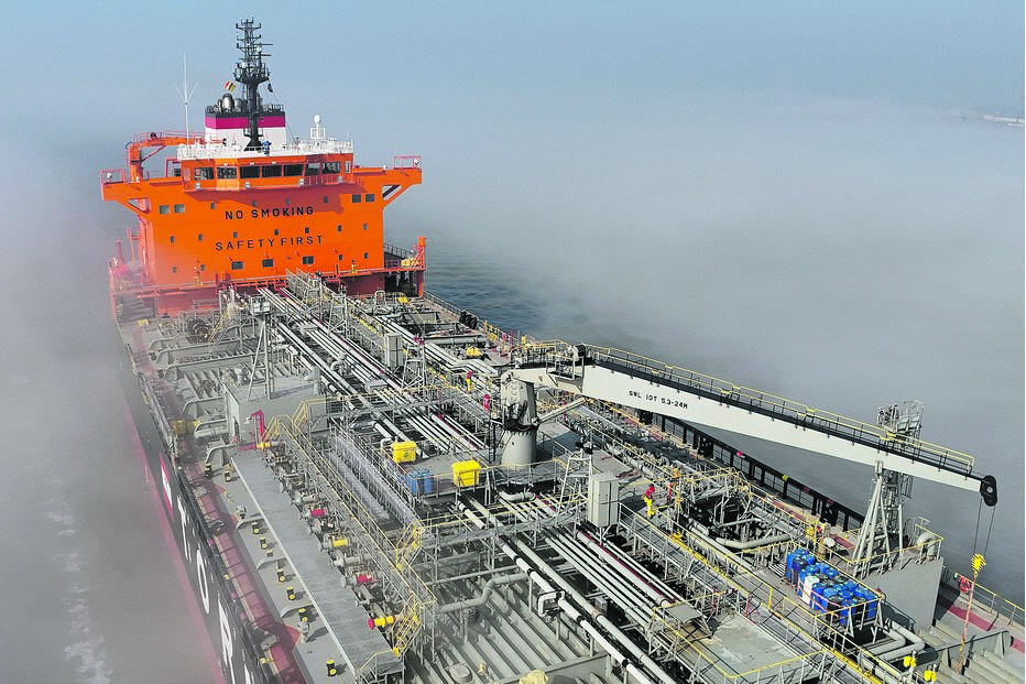 Navio petrolífero navega após Irão abrir Ormuz; preço do petróleo regista queda de 10%