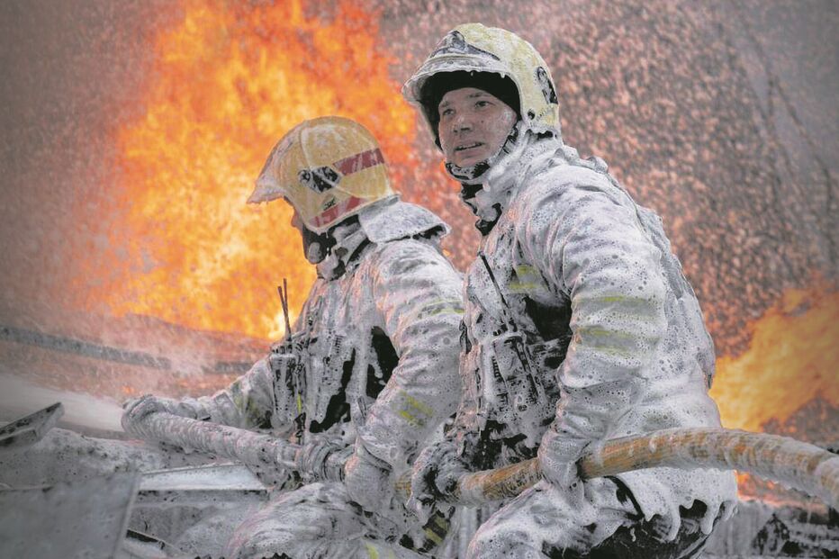 Moscovo ataca a Ucrânia com drones. Bombeiros combatem incêndios