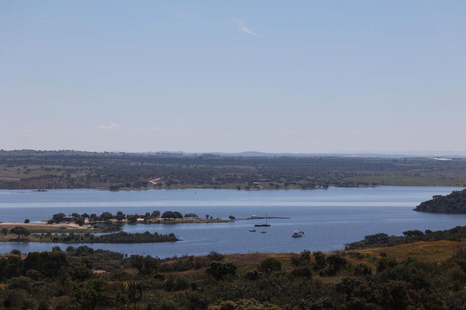 Vista do lago do Alqueva a partir do terraço do Observatório do Lago Alqueva