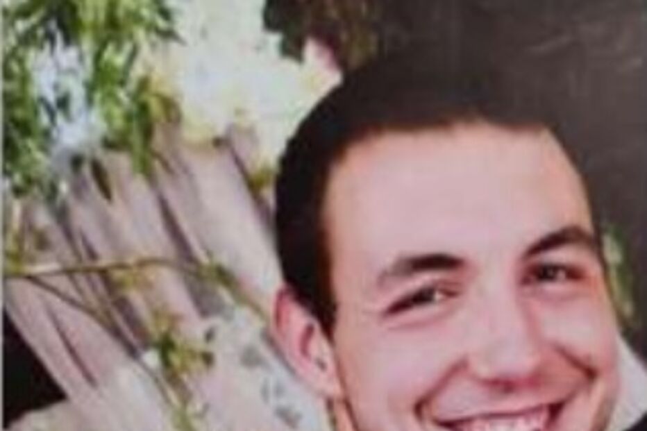 Homem sorri com uma t-shirt da Nike