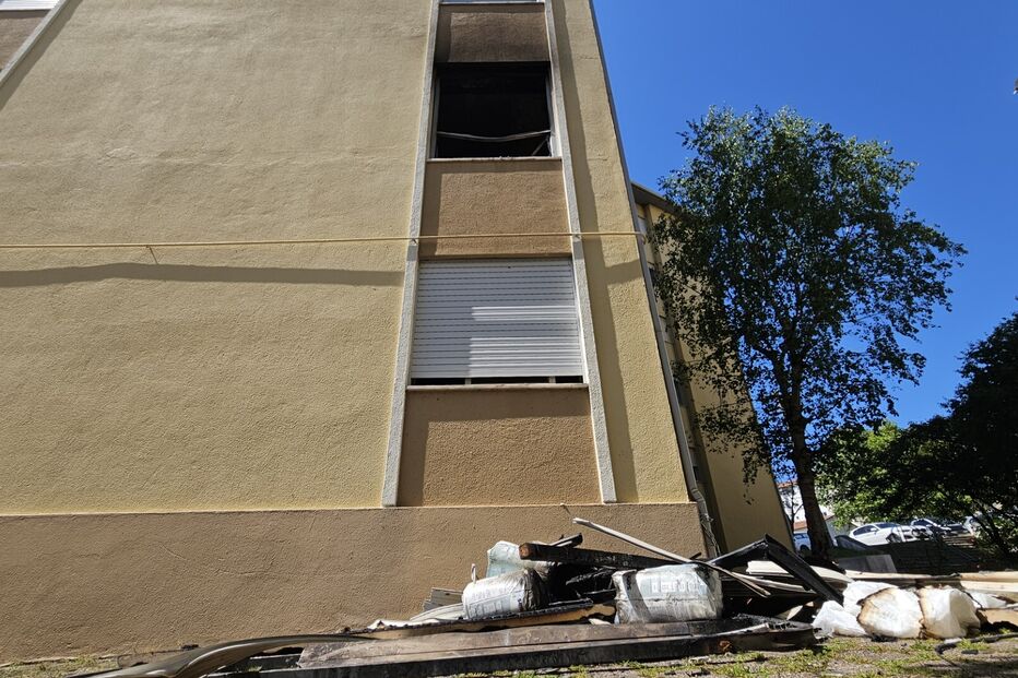 Incêndio danifica prédio, com destroços visíveis no exterior e janelas queimadas