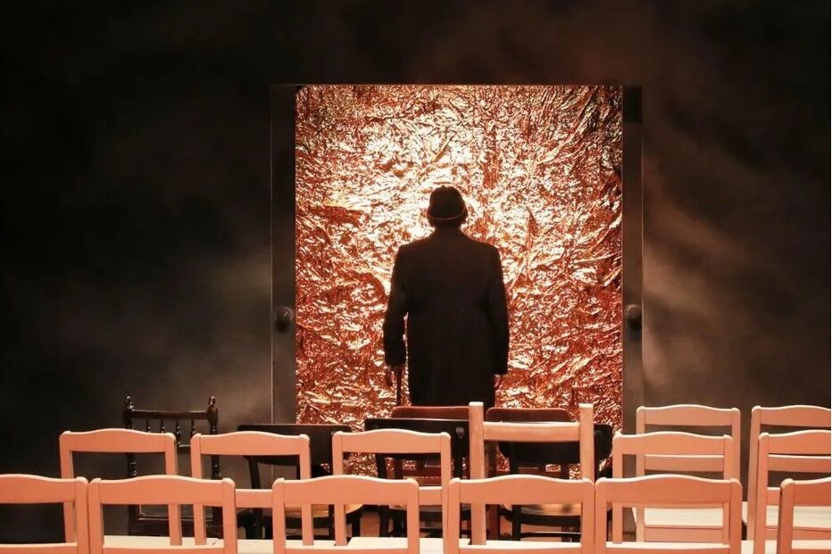 João Mota dirige 'As Cadeiras' de Eugene Ionesco no palco da Comuna