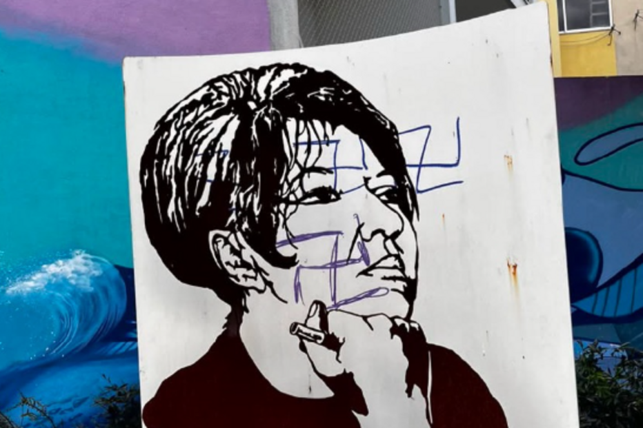 Estátua de Natália Correia vandalizada com cruzes suásticas em Lisboa