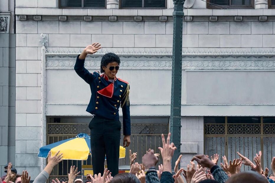 Michael Jackson acena para fãs