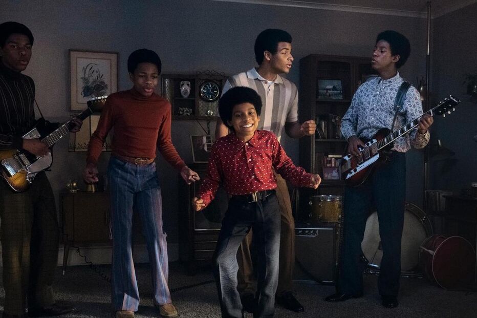 Os Jackson 5 atuam em casa com instrumentos e roupas coloridas