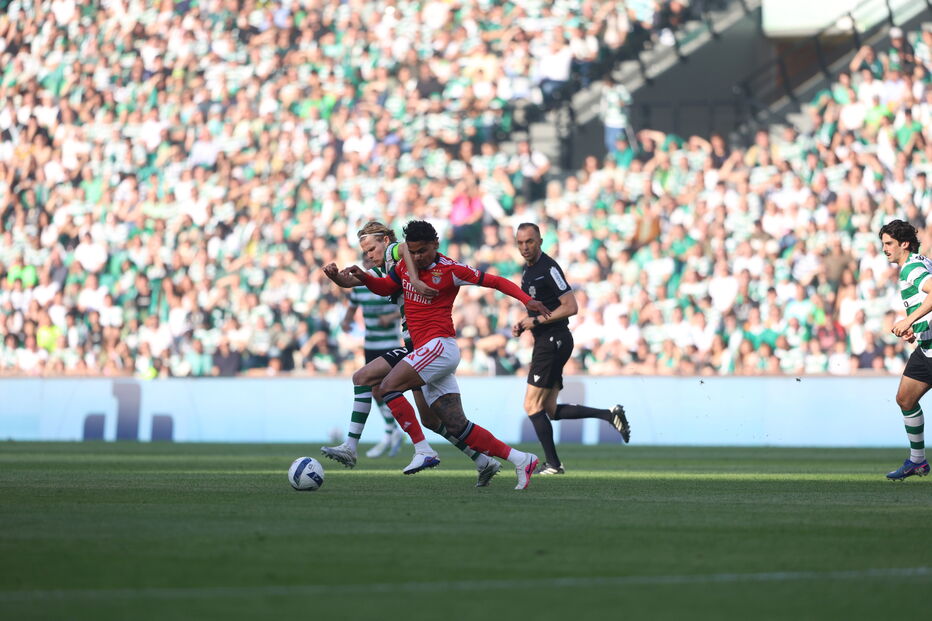 Dérbi Sporting-Benfica em Alvalade: jogadores em ação durante a 30.ª jornada da Liga Portugal Betclic