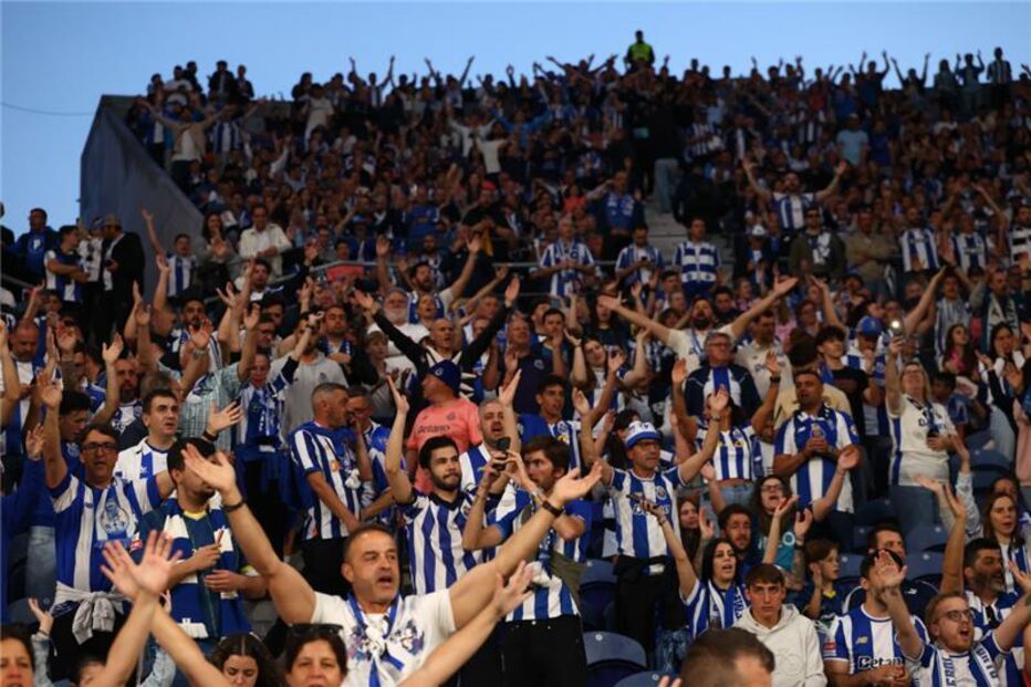 Jogo entre FC Porto e Tondela no Estádio do Dragão com adeptos nas bancadas
