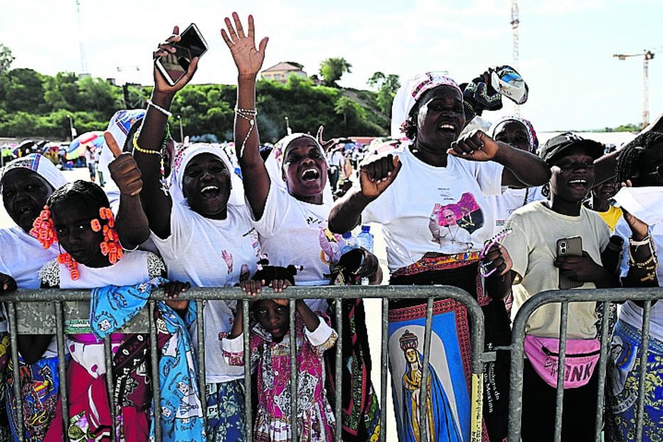 Pessoas reunidas em Angola ouvem apelo do Papa por justiça e união.
