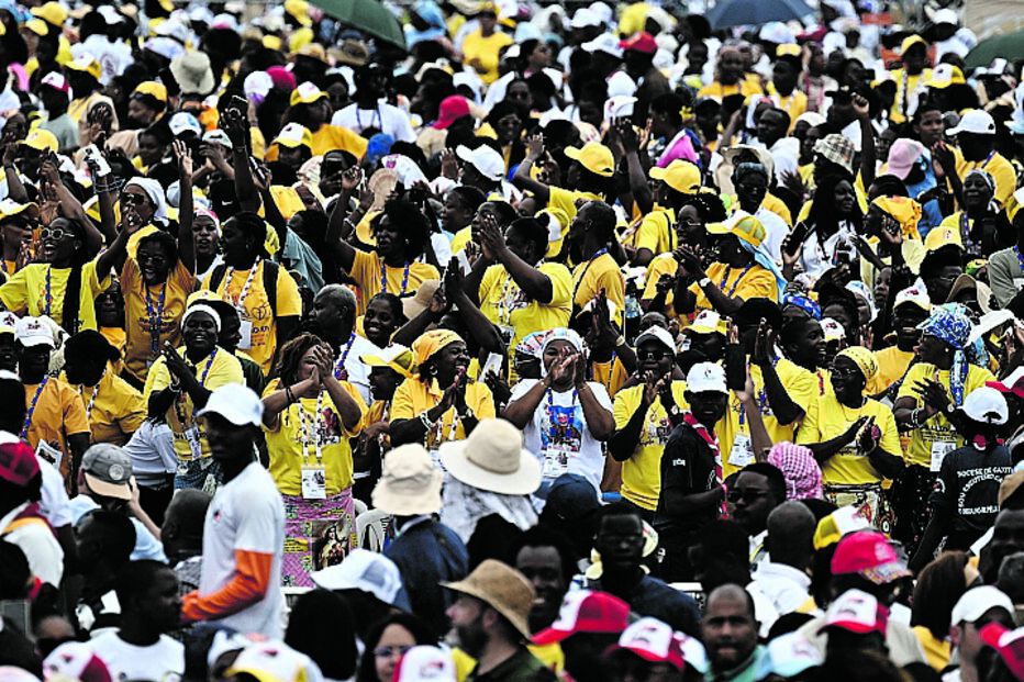 Papa pede cultura de justiça em Angola, sem divisões, para curar a corrupção.
