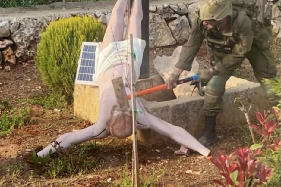 Soldado israelita destrói estátua de Jesus Cristo à martelada