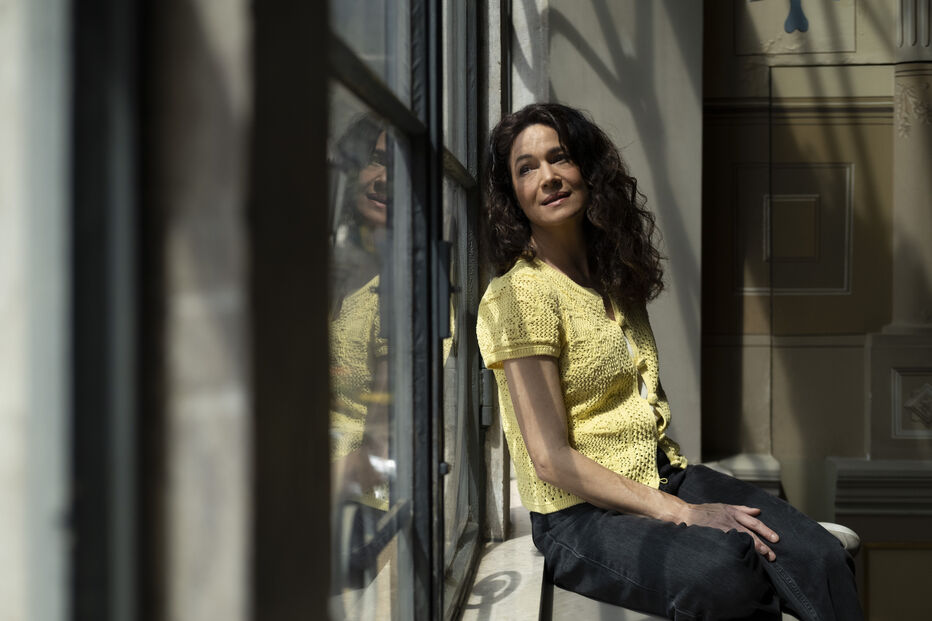 Paula Neves concilia novela e teatro, mostrando talento