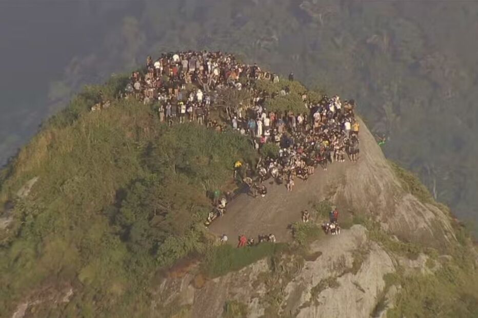 Vídeo mostra turistas encurralados no alto do morro