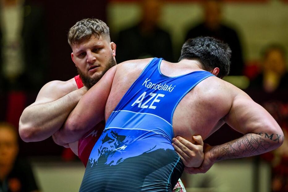 Lutadores competem num evento desportivo