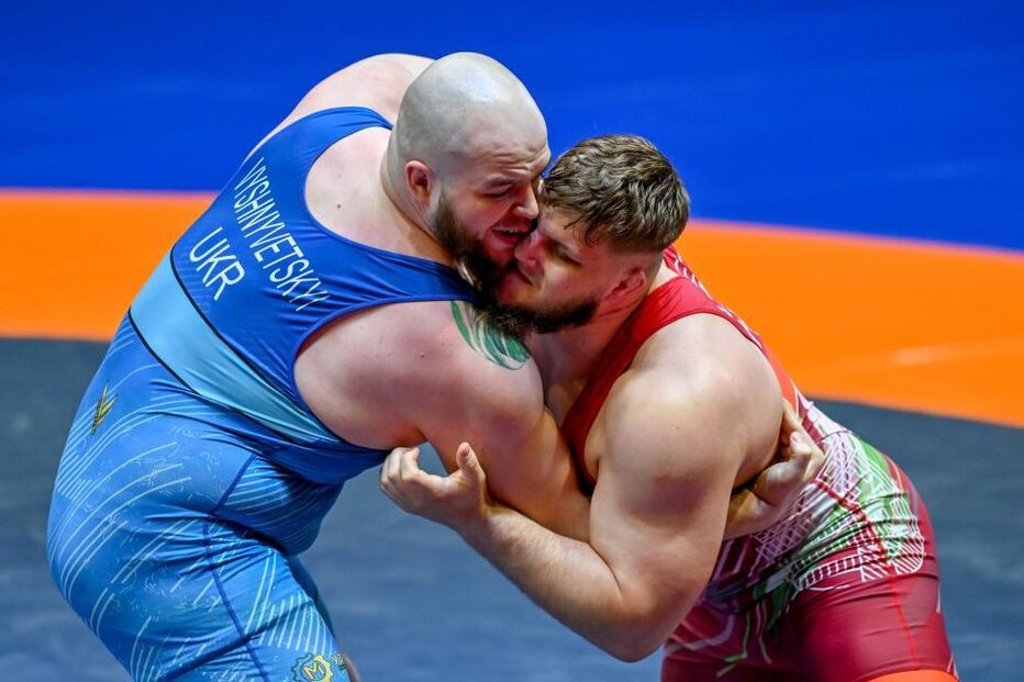 Lutadores competem num evento de luta greco-romana