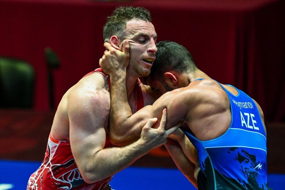 Atletas competem num torneio de luta