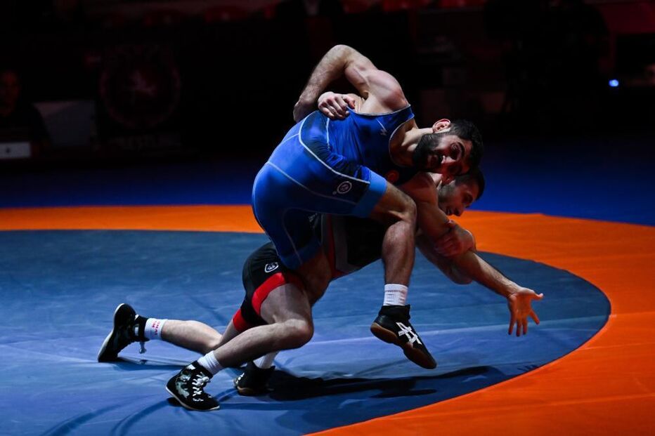 Dois lutadores competem num torneio de luta livre