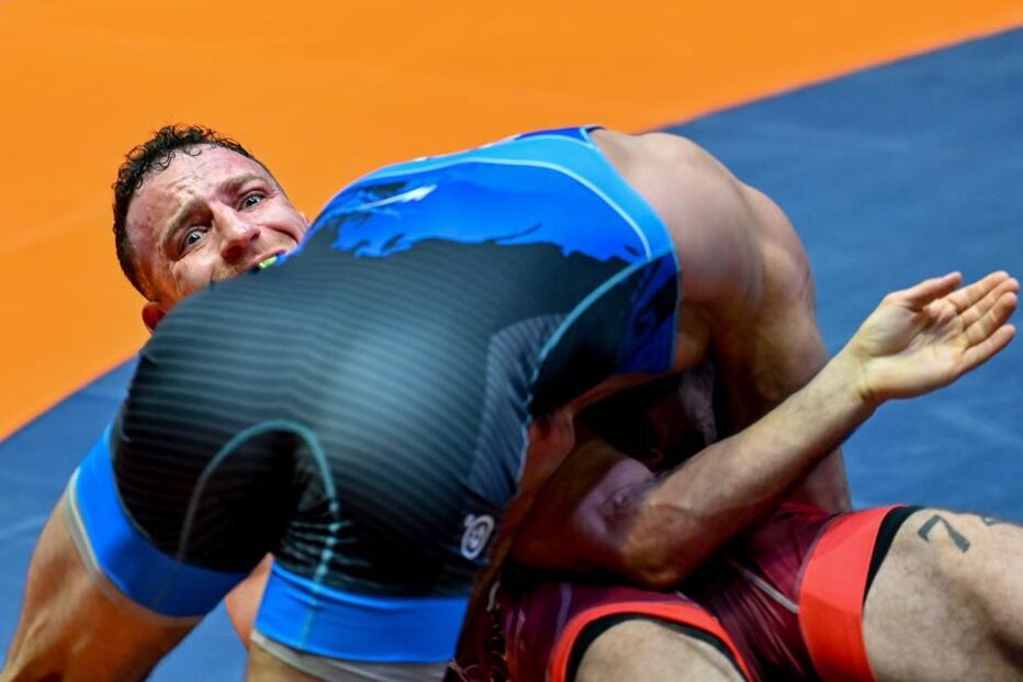 Lutadores competem num torneio de luta