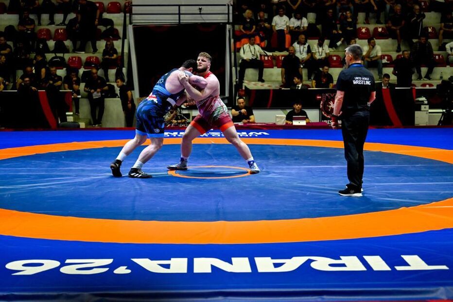 Lutadores competem no Campeonato do Mundo de Wrestling em Tirana