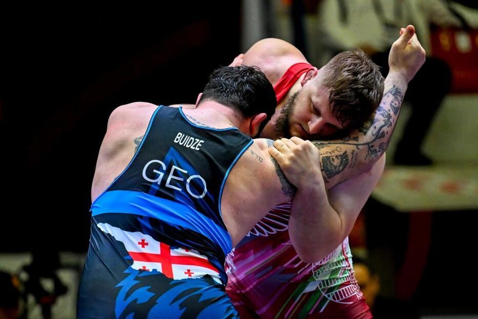 Lutadores competem num torneio; um atleta representa a Geórgia